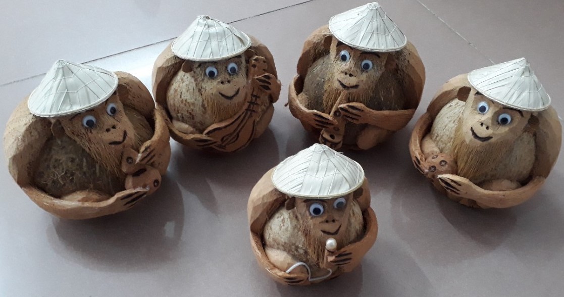 Khỉ đội nón lá làm từ trái dừa