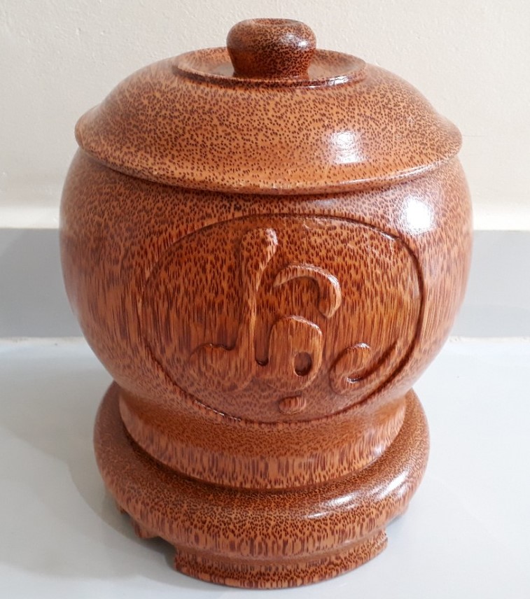 Vỏ bình trà chạm khắc chữ bằng gỗ dừa