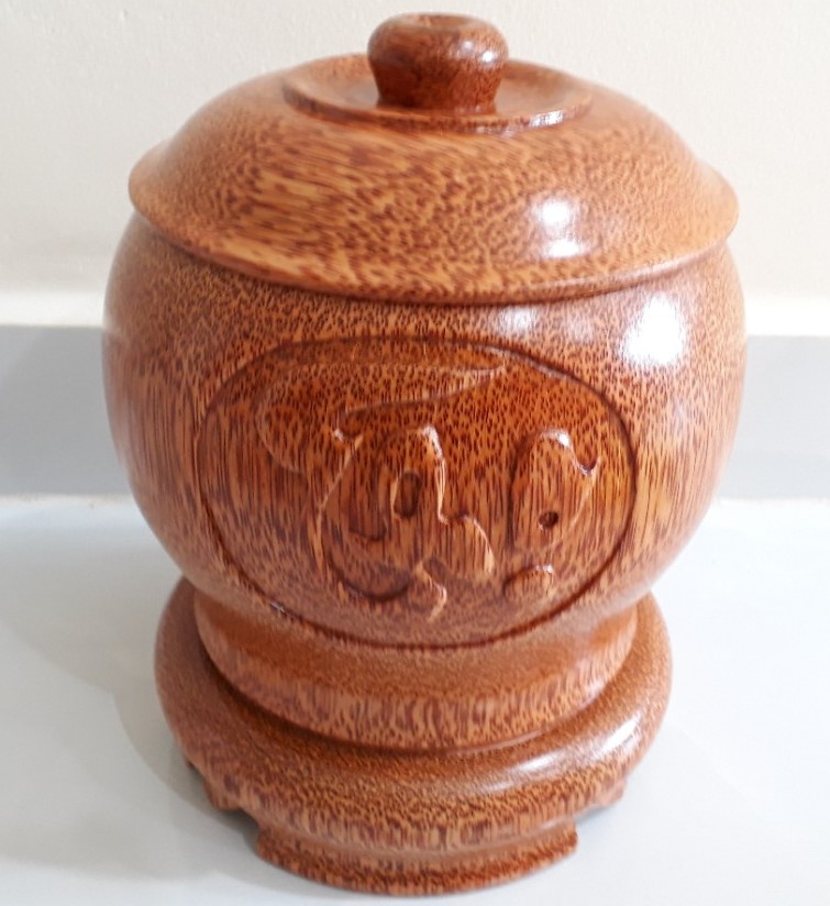 Vỏ bình trà chạm khắc chữ bằng gỗ dừa